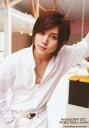 【中古】生写真(ジャニーズ)/アイドル/Hey! Say! JUMP Hey!Say!JUMP/山田涼介/膝上・シャツ白・左手上げ・首傾げ/Hey!Say!JU...