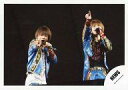 【中古】生写真(ジャニーズ)/アイドル/NEWS NEWS/増田貴久・手越祐也/ライブフォト・横型・膝上・衣装青・左手マイク・右手指差し/公式生写真