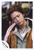 【中古】生写真(ジャニーズ)/アイドル/KAT-TUN KAT-TUN/亀梨和也/バストアップ・ジャケット茶色・デニムシャツ緑・髪濡れ・ピンクタオル肩・右傾げ/公式生写真