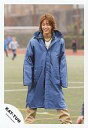 【中古】生写真(ジャニーズ)/アイドル/KAT-TUN KAT-TUN/亀梨和也/全身・青コート・笑顔・背景サッカー場/公式生写真