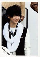 【中古】生写真(ジャニーズ)/アイドル/Hey! Say! JUMP Hey! Say! JUMP/知念侑李/上半身・白のストール・視線右・歯見せ/公式生写真