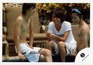 【エントリーで全品ポイント10倍!(9月1日0959まで)】【中古】生写真(ジャニーズ)/アイドル/Hey! Say! JUMP Hey! Say! JUMP/集合(3人)伊野尾・薮・知念/横型・膝上・水着・座り/公式生写真
