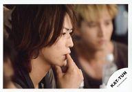 【中古】生写真(ジャニーズ)/アイドル/KAT-TUN KAT-TUN/亀梨和也/横型・顔アップ・右手唇/公式生写真