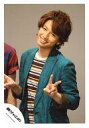 【中古】生写真(ジャニーズ)/アイドル/関ジャニ∞ 関ジャニ∞/大倉忠義/上半身・衣装緑・ボーダーシャツ・左手ピース・背景茶色/公式生写真