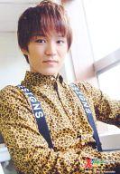 【中古】生写真(ジャニーズ)/アイドル/7WEST 7WEST/神山智洋/上半身・衣装茶色・豹柄・体斜め右向き・背景窓/関西ジャニーズJr X’masコンサート2013