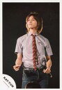【中古】生写真(ジャニーズ)/アイドル/KAT-TUN KAT-TUN/田口淳之介/ライブフォト・膝上・衣装グレー・ネクタイ赤・ジーンズ・左手マイク・背景黒/公式生写真