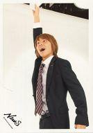 【中古】生写真(ジャニーズ)/アイドル/NEWS NEWS/手越祐也/膝上・衣装黒白・ネクタイ・右手上げ・口開け/公式生写真