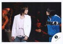【中古】生写真(ジャニーズ)/アイドル/ジャニーズ ジャニーズ/亀梨和也・渋谷すばる/横型・ライブフォト・膝上・亀梨ジャケット白・渋谷ジャージ青・向き合う/公式...