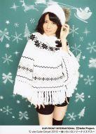 【中古】生写真(ハロプロ)/アイドル/°C-ute °C-ute/矢島舞美/膝上・衣装白・左手帽子・マフラー・背景緑・2Lサイズ/°C-ute Cutie Circuit 2010 〜会いたいロンリークリスマス〜