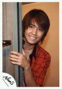 【中古】生写真(ジャニーズ)/アイドル/NEWS NEWS/手越祐也/バストアップ・衣装赤・左手ドア・背景ベージュ/公式生写真