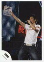 【中古】生写真(ジャニーズ)/アイドル/NEWS NEWS/増田貴久/ライブフォト・膝上・衣装白・ジーンズ・左手マイク・右手色紙/公式生写真