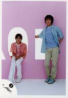 【中古】生写真(ジャニーズ)/アイドル/ジャニーズ ジャニーズ/ジミーMackey・赤西仁/全身・赤西衣装青白ボーダー・ジミー座り・背景ピンク、白