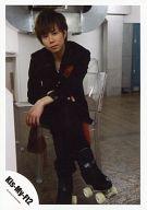 【中古】生写真(ジャニーズ)/アイドル/Kis-My-Ft2 Kis-My-Ft2/北山宏光/全身・衣装黒・座り・足組み・ローラースケート/公式生写真