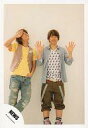【中古】生写真(ジャニーズ)/アイドル/NEWS NEWS/手越祐也・増田貴久/全身(足見切れ)・手越Tシャツ黄・目線上・増田両手パー・背景白/公式生写真