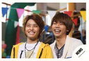 【中古】生写真(ジャニーズ)/アイドル/NEWS NEWS/手越祐也・増田貴久/横型・バストアップ・手越衣装黄・増田衣装白・目線左上・笑顔・背景に旗/公式生写真