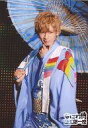 【中古】生写真(ジャニーズ)/アイドル/ジャニーズWEST ジャニーズWEST/藤井流星/ライブフォト・膝上・着物青・右柄傘・左手顎/なにわ侍 団五郎一座