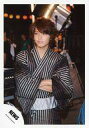 【中古】生写真(ジャニーズ)/アイドル/NEWS NEWS/手越祐也/膝上・浴衣黒グレーストライプ・腕組ミ・目線左/公式生写真