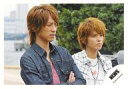 【中古】生写真(ジャニーズ)/アイドル/NEWS NEWS/小山慶一郎・手越祐也/横型・バストアップ・衣装青白ピンク・デニム・腕組み・目線右/公式生写真