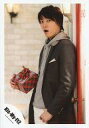 【中古】生写真(ジャニーズ)/アイドル/Kis-My-Ft2 Kis-My-Ft2/二階堂高嗣/膝上・衣装黒.グレー・右手プレゼント箱・左手腰/公式生写真