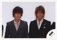 【中古】生写真(ジャニーズ)/アイドル/NEWS NEWS/山下智久・小山慶一郎/横型・上半身・衣装白黒・目線正面・背景白/公式生写真
