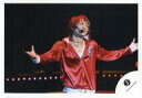 【中古】生写真(ジャニーズ)/アイドル/Kis-My-Ft2 Kis-My-Ft2/玉森裕太/横型・ライブフォト・上半身・ジャージ赤・インナー白・両手広げ・目線...