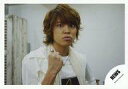 【中古】生写真(ジャニーズ)/アイドル/NEWS NEWS/手越祐也/横型・バストアップ・衣装白・右手グー・目線正面/公式生写真