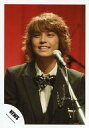 【中古】生写真(ジャニーズ)/アイドル/NEWS NEWS/手越祐也/バストアップ・衣装白黒・蝶ネクタイ・マイク・背景赤/公式生写真