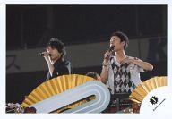 【中古】生写真(ジャニーズ)/アイドル/KAT-TUN KAT-TUN/田口淳之介・中丸雄一/ライブフォト・横型・上半身・衣装黒グレー・マイク/公式..