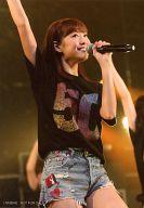 【中古】生写真(AKB48 SKE48)/アイドル/NMB48 渡辺美優紀/ライブフォト 膝上 衣装黒Tシャツ 左手マイク/DVD「5 LIVE Collection 2014」特典生写真