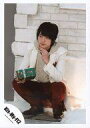 【中古】生写真(ジャニーズ)/アイドル/Kis-My-Ft2 Kis-My-Ft2/玉森裕太/全身・衣装白・ベージュ・ズボン赤・左手顔・しゃがみ・右手プレゼント...
