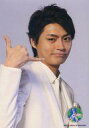 【中古】生写真(ジャニーズ)/アイドル/Kis-My-Ft2 Kis-My-Ft2/横尾渉/上半身・衣装白・右手上げ・指立て/「Kis-My-Ft2 2015 ...