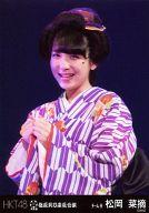 【中古】生写真(AKB48・SKE48)/アイドル/HKT48 松岡菜摘/ライブフォト・上半身着物紫白・両手合わせ/明治座公演ライブショットver./「HKT48 指原莉乃座長公演」会場限定ランダム生写真