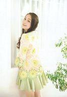 【中古】生写真(女性)/声優 今井麻美/膝上・後ろ向き・顔振り向き・衣装黄色・黄緑・花柄/生写真
