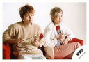 【中古】生写真(ジャニーズ)/アイドル/NEWS NEWS/増田貴久・手越祐也/横型・膝上・座り・赤いソファー・増田衣装ベージュ・両手でカーネーション・手越衣装白ジャケット・右手にカーネーション・目線右・背景白/公式生写真