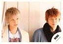 【中古】生写真(ジャニーズ)/アイドル/NEWS NEWS/手越祐也・増田貴久/横型・バストアップ・手越衣装白・増田衣装グレー・黒のストール・目線右・背景白/公式生写真