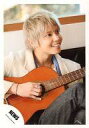 【中古】生写真(ジャニーズ)/アイドル/NEWS NEWS/手越祐也/膝上・衣装白・ギター・足組み・右向き/公式生写真