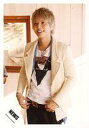 【中古】生写真(ジャニーズ)/アイドル/NEWS NEWS/手越祐也/膝上・衣装白・両手お腹・左向き・目線上・室内/公式生写真