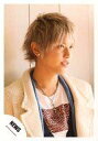 【中古】生写真(ジャニーズ)/アイドル/NEWS NEWS/手越祐也/バストアップ・衣装白.青・右向き・背景木目柄の壁・ネックレス/公式生写真