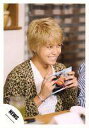【中古】生写真(ジャニーズ)/アイドル/NEWS NEWS/手越祐也/バストアップ・衣装豹柄・インナー白・両手でボード・目線右・笑顔/公式生写真