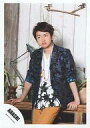 【中古】生写真(ジャニーズ)/アイドル/嵐 嵐/大野智/膝上・衣装黒.白・迷彩柄・両手テーブル・目線左/公式生写真