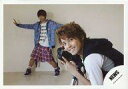 【中古】生写真(ジャニーズ)/アイドル/NEWS NEWS(テゴマス)/増田貴久・手越祐也/横型・衣装青・赤・白・黒・手越両手カメラ・笑顔/公式生写真