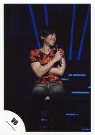 【中古】生写真(ジャニーズ)/アイドル/V6 V6/坂本昌行/ライブフォト・座り・衣装赤・黒・右手マイク・歯見せ・笑顔・顔右向き・目線右・背景黒/公式生写真(3)