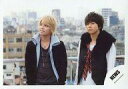 【中古】生写真(ジャニーズ)/アイドル/NEWS NEWS/増田貴久・手越祐也/横型・上半身・衣装黒・赤・白・ストライプ・手越目線左上・手すり・野外/公式生写真