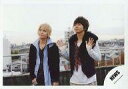 【中古】生写真(ジャニーズ)/アイドル/NEWS NEWS/増田貴久・手越祐也/横型・膝上・衣装黒・赤・白・ストライプ・目線左上・増田両手パー・手すり・野外/公式生写真
