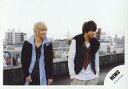 【中古】生写真(ジャニーズ)/アイドル/NEWS NEWS/増田貴久・手越祐也/横型・膝上・衣装黒・赤・白・ストライプ・目線右下・増田両手ポケット・手越口開き・手すり・野外/公式生写真