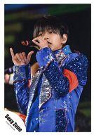 【中古】生写真(ジャニーズ)/アイドル/Sexy Zone SexyZone/佐藤勝利/ライブフォト・上半身・衣装青・銀・右手親指小指立て・左手マイク・左向き・口開け・背景黒/公式生写真