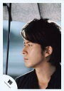 【中古】生写真(ジャニーズ)/アイドル/V6 V6/岡田准一/顔アップ・衣装黒・傘・左向き・横顔・口閉じ/公式生写真