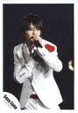 【中古】生写真(ジャニーズ)/アイドル/Sexy Zone SexyZone/佐藤勝利/ライブフォト・膝上・衣装白・右手胸元・左手マイク・背景黒/公式生写真