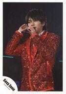 【中古】生写真(ジャニーズ)/アイドル/Sexy Zone SexyZone/佐藤勝利/ライブフォト・上半身・衣装赤・左手マイク・目線左/公式生写真