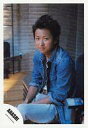 【中古】生写真(ジャニーズ)/アイドル/嵐 嵐/大野智/膝上・衣装ジーンズ・座り/公式生写真